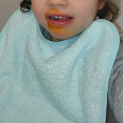 Babero rizo plastico con goma verde