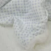 Manta topitos + conejo de peluche azul