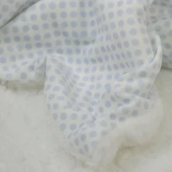 Manta topitos + conejo de peluche azul