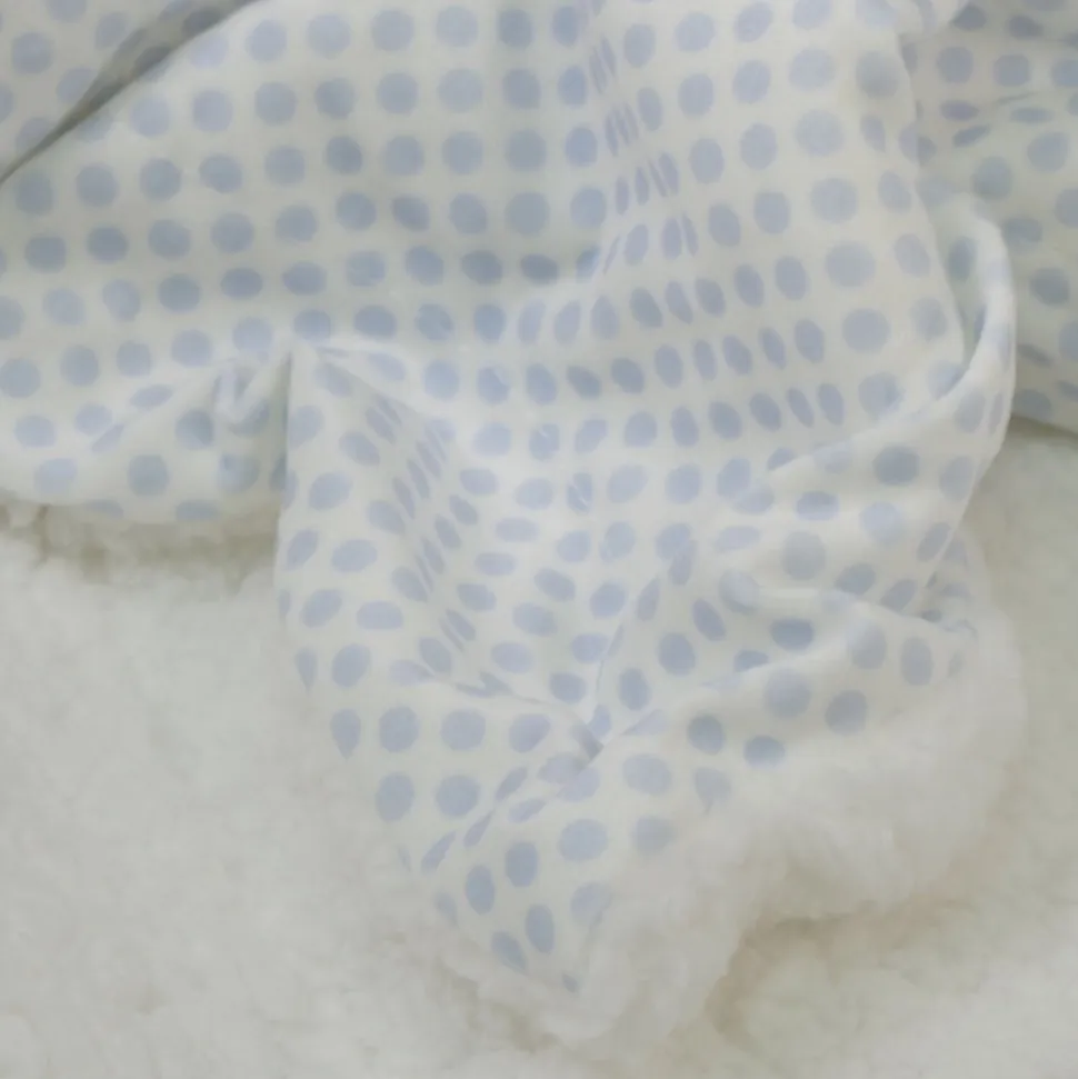 Manta topitos + conejo de peluche azul
