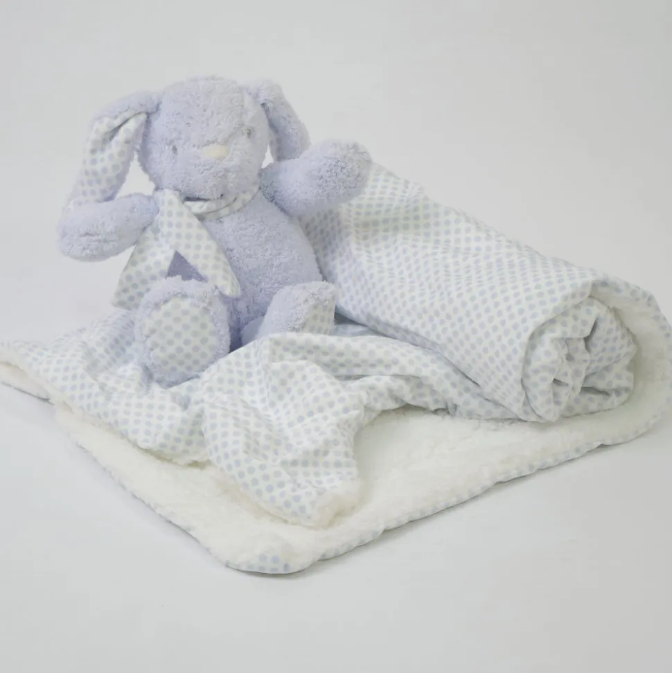 Manta topitos + conejo de peluche azul