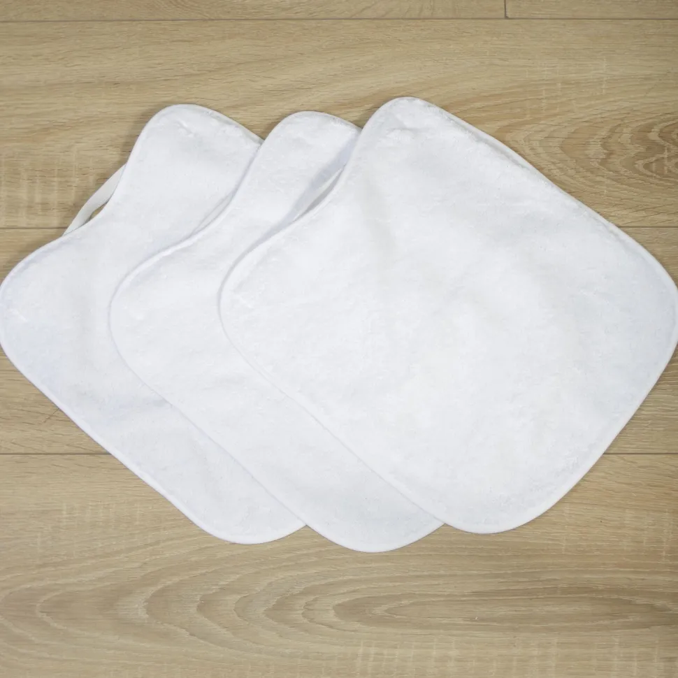 Pack 3 baberos rizo guardería color blanco con elástico. Lavables, exterior de rizo y reverso impermeable. Medidas: 33x29cm